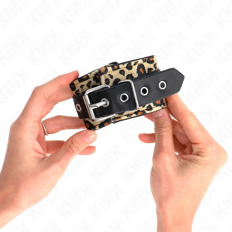 KINK - MUÑEQUERAS DE CUERO ESTILO LEOPARDO AJUSTABLE 18-29 CM X 5.5 CM KINK WRIST RESTRAINT