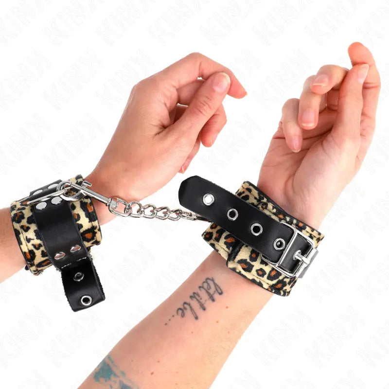 KINK - MUÑEQUERAS DE CUERO ESTILO LEOPARDO AJUSTABLE 18-29 CM X 5.5 CM KINK WRIST RESTRAINT
