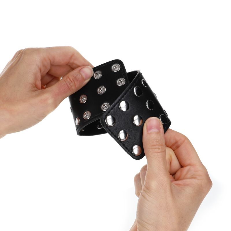 KINK - MUÑEQUERAS CON CIERRE A PRESIÓN LLENO DE TACHUELAS AJUSTABLE NEGRO 19-24 CM X 5.5 CM KINK WRIST RESTRAINT