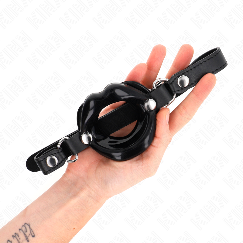 KINK - MORDAZA LABIAL 8 CM CON CORREA DE POLIPIEL NEGRO 63 x 2 CM AJUSTABLE 39-58 CM KINK COLLAR & GAG