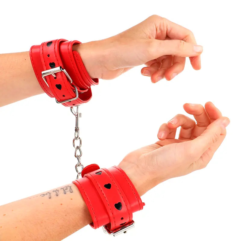 KINK - MUÑEQUERAS ROJO CON INCRUSTACIÓN DE CORAZÓN NEGRO AJUSTABLE 21-28 CM X 5.5 CM KINK WRIST RESTRAINT
