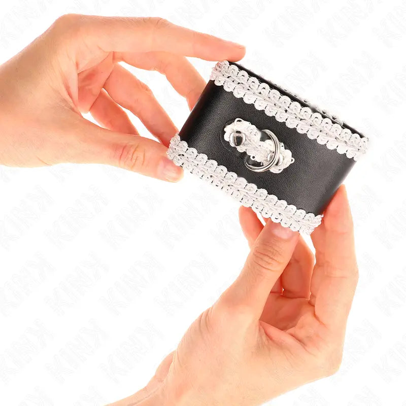 KINK - MUÑEQUERAS NEGRO CON ENCAJE DECORATIVO BLANCO AJUSTABLE 20-23 CM X 5.5 CM KINK WRIST RESTRAINT